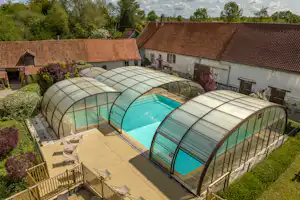 Camping La Ferme des Aulnes - Pool mit Überdachung auf dem Campingplatz