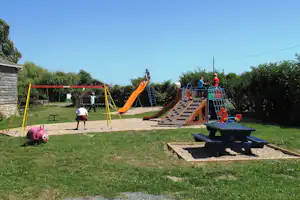 Camping La Ferme du Bord de Mer - Spielplatz vom Campingplatz im Grünen