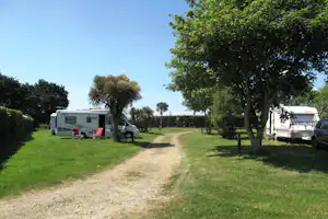 Camping La Ferme du Bord de Mer - Wohnwagenstellplatz und Wohnmobilstellplatz vom Campingplatz im Grünen