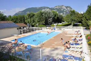 Camping La Ferme du Lac - Swimmingpool mit Sonnenliegen