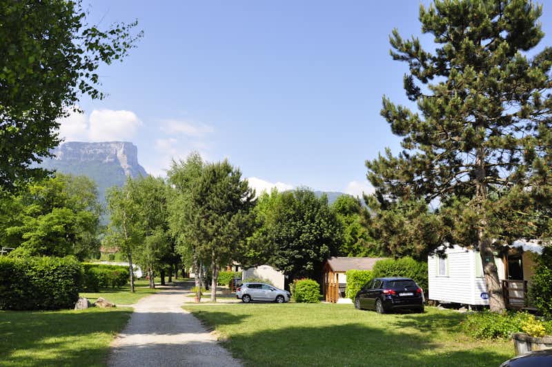 Camping La Ferme du Lac - Wohnwagen- und Zeltstellplatz mit Alpen im Hintergrund