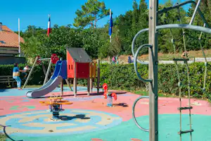 Camping La Ferme Erromardie - Spielplatz vom Campingplatz mit Schaukel und Rutsche