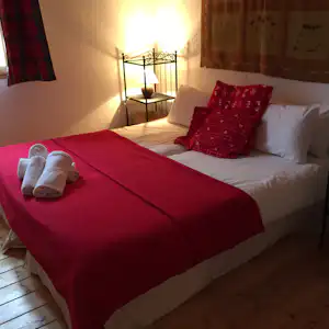 Camping Ferme Noemie Camping la Ferme Noémie - Doppelbett im Schlafzimmer eines Mobilheims