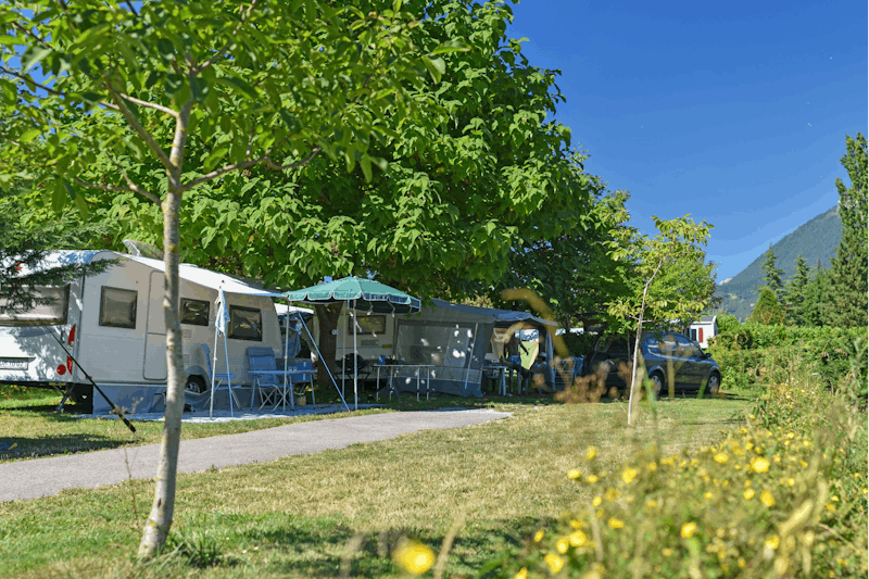 Camping La Ferme  -  Wohnwagen- und Zeltstellplatz unter Bäumen auf dem Campingplatz