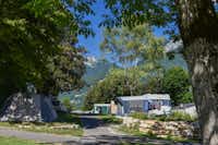 Camping La Ferme  -  Wohnwagen- und Zeltstellplatz unter Bäumen mit Blick auf die Berge