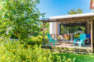 Camping La Ferme - Mobilheim mit Terrasse auf dem Campingplatz