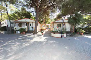 Camping La Foce - Bungalows an einer Strasse des Campingplatzes