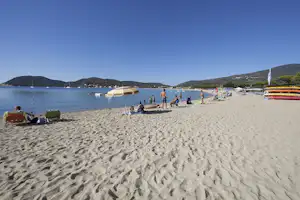 Camping La Foce - Der Strand des Mittelmeers mit Badegästen direkt am Campingplatz
