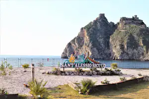 Camping La Focetta Sicula - Meer und Berge mit Vordergrund Stadtname