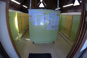 Camping La Fontaine de Réotier - Sanitärgebäude auf dem Campingplatz
