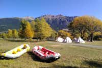 Camping La Fontaine de Réotier - Schlauchboote und Zelte auf dem Campingplatz