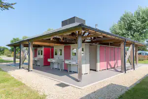 Camping La Fontaine - Sanitärgebäude vom Campingplatz