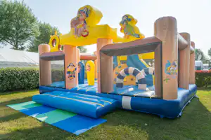 Camping La Fontaine - Hüpfburg auf dem Campingplatz