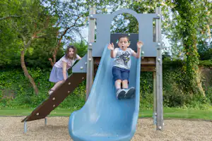 Camping La Fontaine - spielende Kinder auf dem Spielplatz vom Campingplatz
