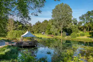 Camping La Forge de Sainte Marie - Stellplätze mit Seeblick und Terrasse im Grünen
