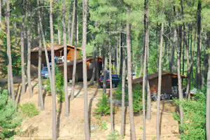Camping La Forêt - Mobilheime vom Campingplatz zwischen Bäumen