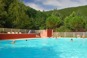 Camping La Forêt - Pool vom Campingplatz mit Liegestühlen in der Sonne