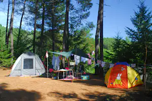 Camping La Forêt - Zeltplatz vom Campingplatz im Schatten von Bäumen