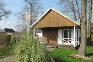 Camping La Forêt . Mobilheim mit Terrasse auf dem Campingplatz -