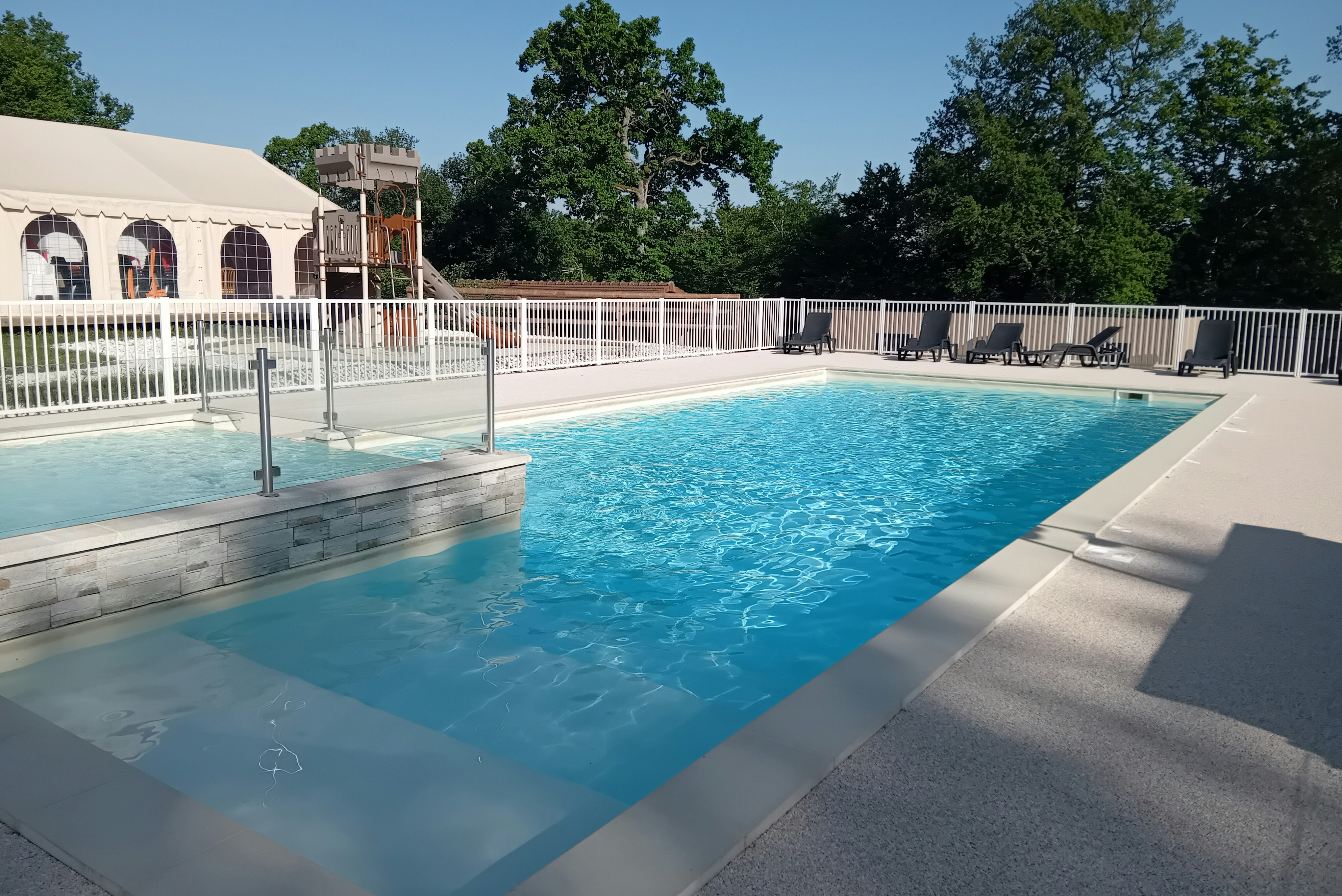 Camping de La Forêt - Blick auf das Freibad des Campingplatzes