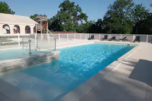 Camping de La Forêt - Blick auf das Freibad des Campingplatzes