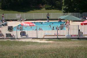 Camping La Forêt - Gäste liegen am Pool in der Sonne