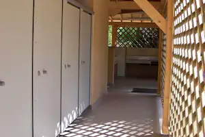Camping La Forêt - Sanitäranlage auf dem Campingplatz