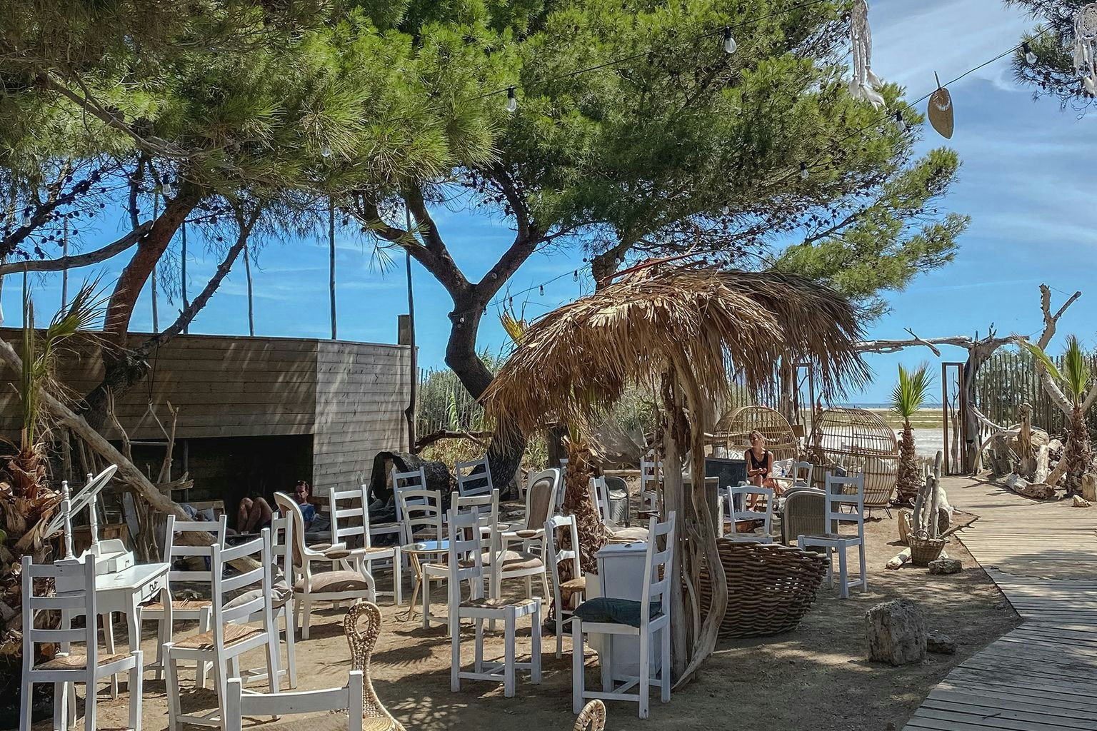 Camping Sandaya Domaine la Franqui -  Tische im Sand auf dem Campingplatz