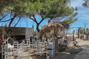Camping Sandaya Domaine la Franqui - Tische im Sand auf dem Campingplatz