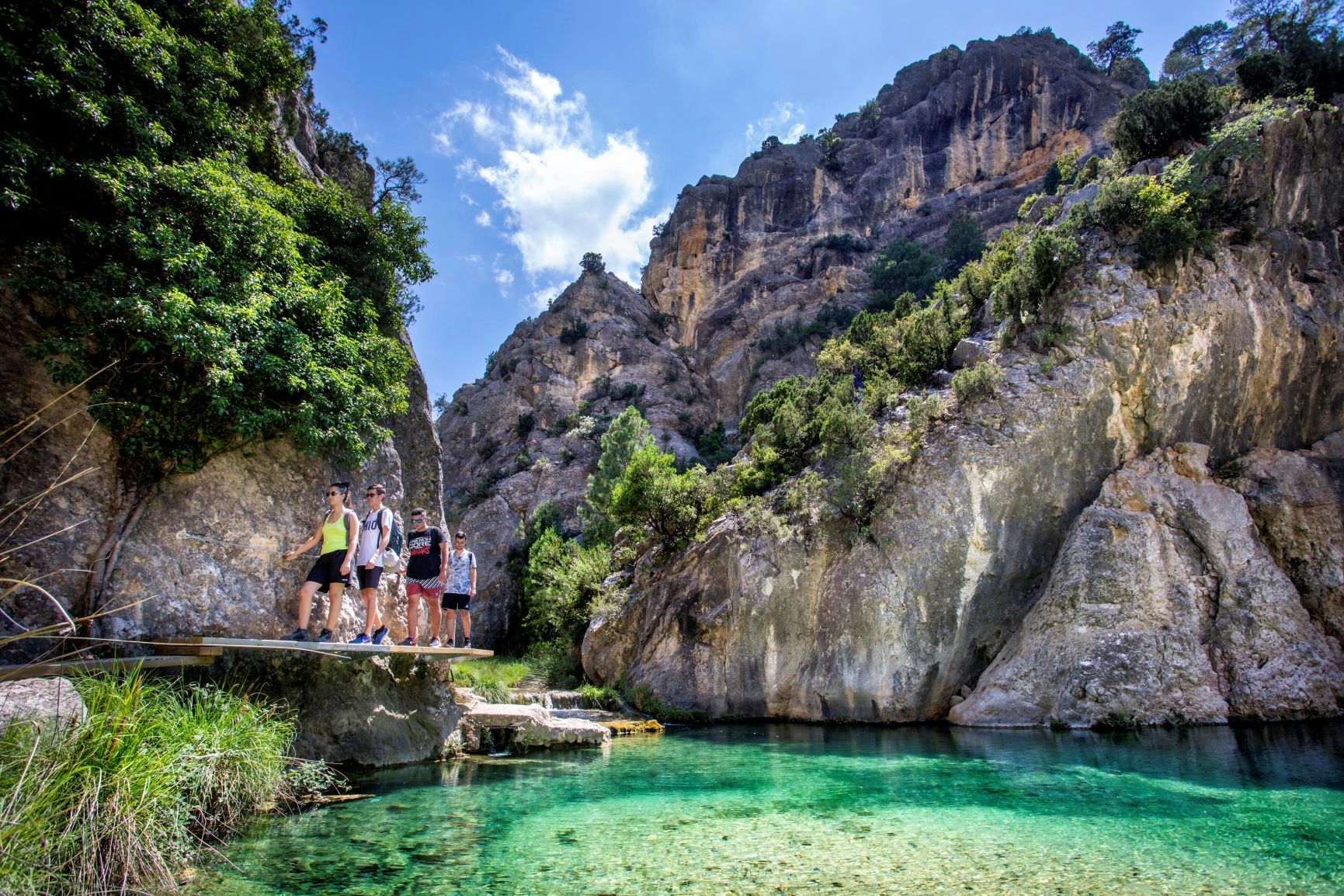 Camping La Fresneda - Camper beim Wandern an Felsen am kristallklaren Wasser