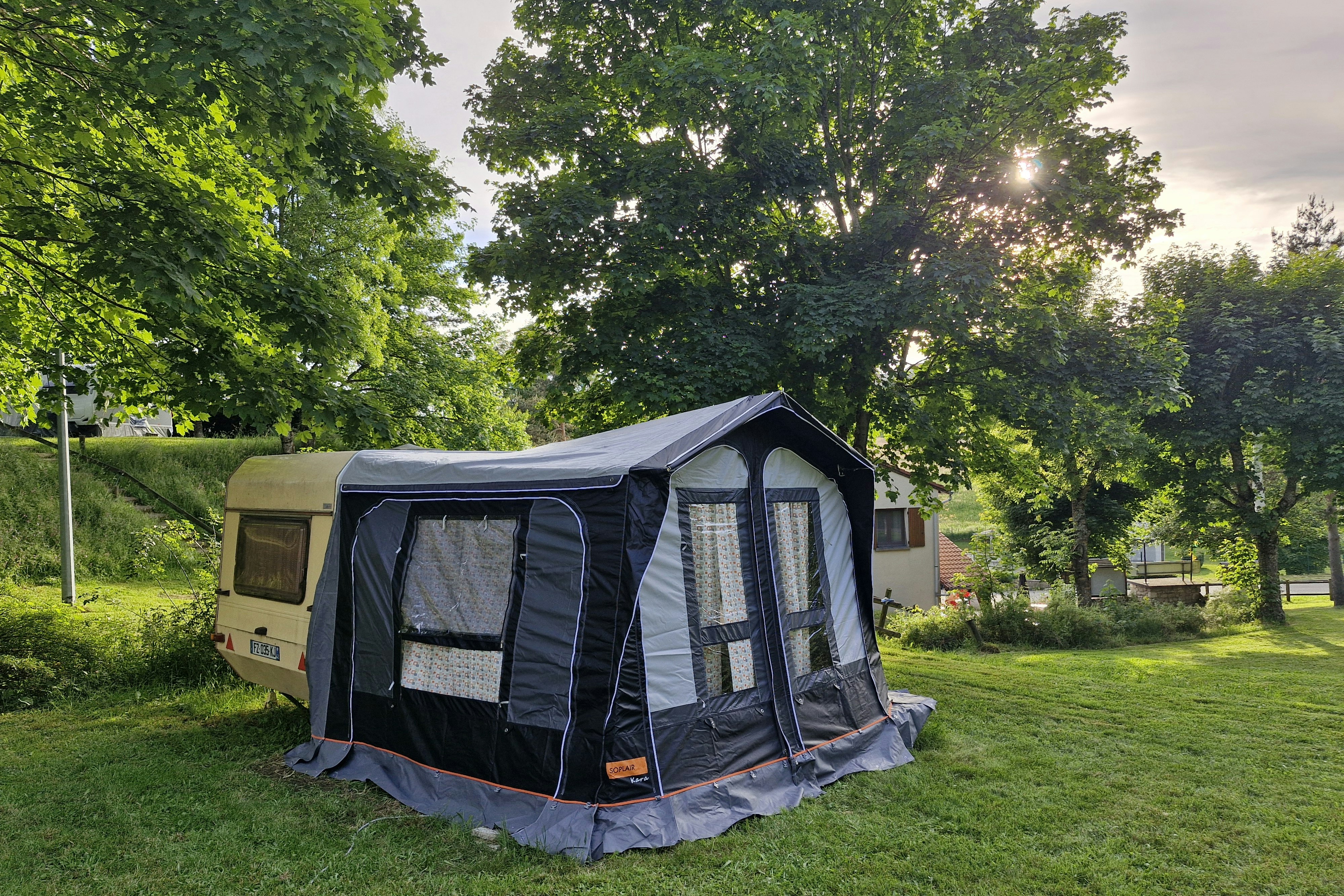 Camping La Fressange - Blick auf die Standplätze auf der Wiese