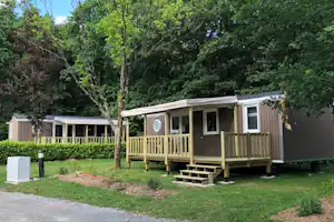 Camping La Fôret - Mobilheime mit Terrasse auf dem Campingplatz