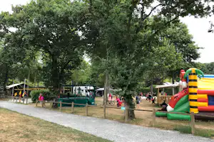 Camping La Fôret - Spielplatz im Grünen auf dem Campingplatz