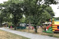 Camping La Fôret - Spielplatz im Grünen auf dem Campingplatz
