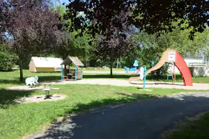 Camping La Fritillaire - Spielplatz mit Rutsche und anderen Spielgeräten auf dem Campingplatz