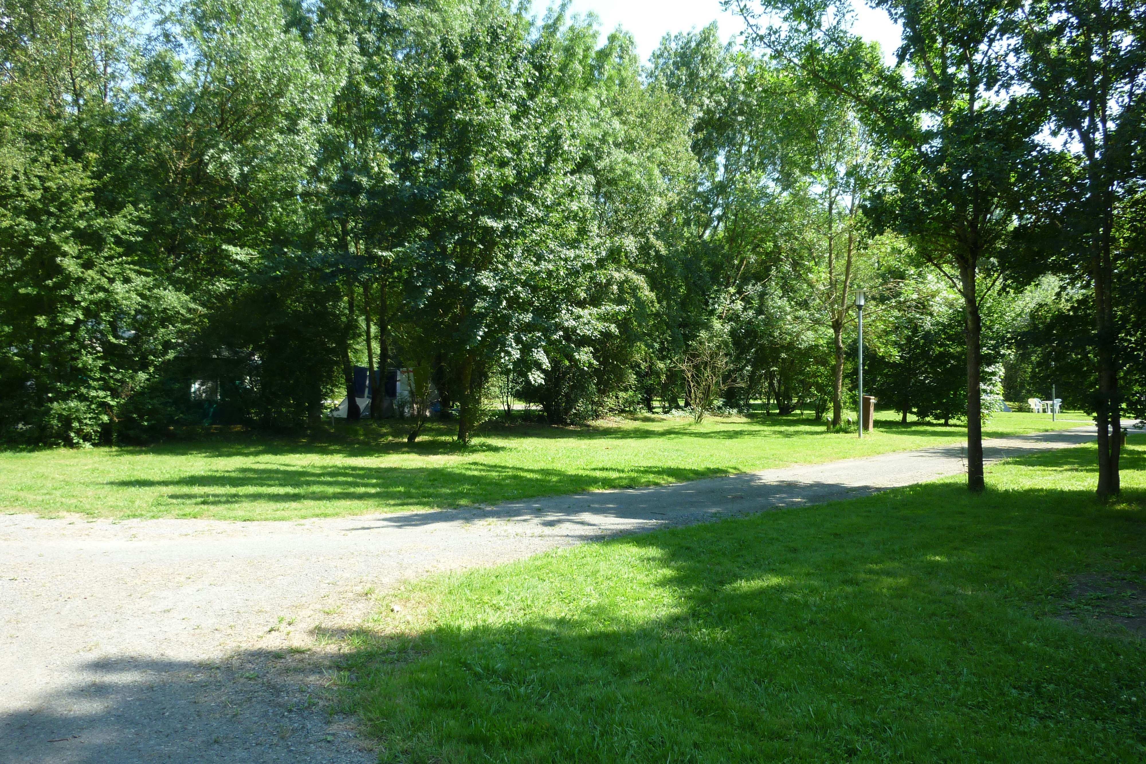 Camping La Fritillaire - Stellplätze mit Bäumen