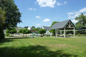 Camping La Fritillaire - Volleyballnetz und Basketballkorb auf dem Campingplatz