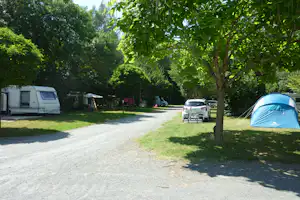 Camping La Fritillaire - Wohnwagen- und Zeltstellplatz zwischen Bäumen