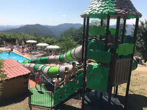 Camping La Futa - Kinder auf der Wasserrutsche am Pool vom Campingplatz