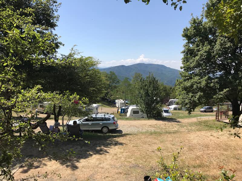 Camping La Futa - Stell- und Zeltplätze mit Blick auf die Berge auf dem Campingplatz
