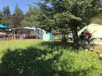 Camping La Futa - Zelt- und Wohnwagenstellplatz umringt von Wald auf dem Campingplatz