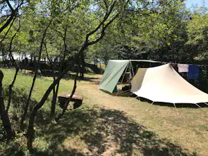 Camping La Futa - Zeltplatz im Schatten der Bäume auf dem Campingplatz