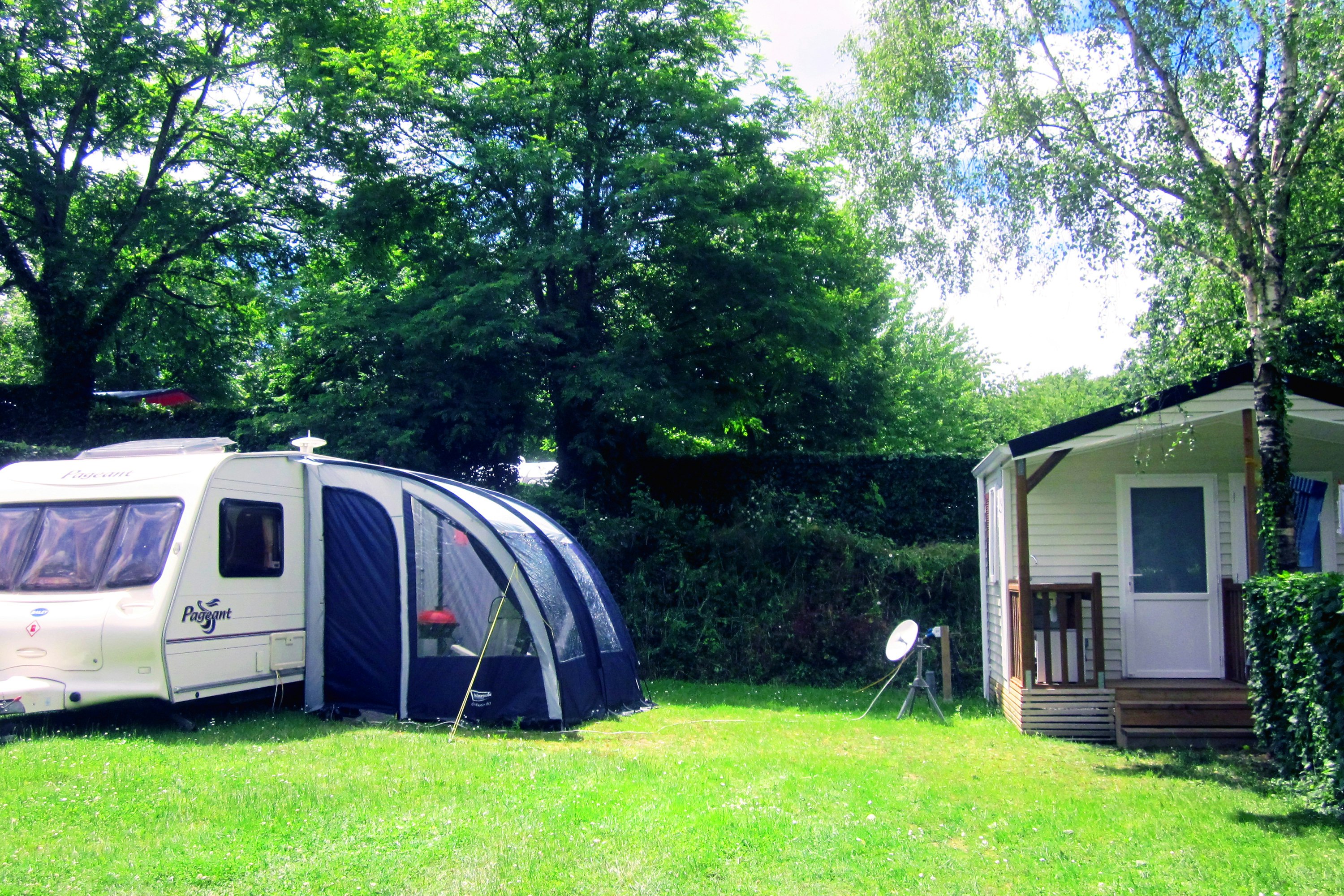 Camping La Garangeoire  -  Mobilheim am Wohnwagen- und Zeltstellplatz vom Campingplatz auf grüner Wiese
