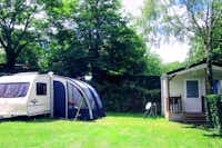 Camping La Garangeoire  -  Mobilheim am Wohnwagen- und Zeltstellplatz vom Campingplatz auf grüner Wiese