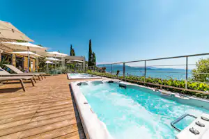 Camping La Gardiola - Pool im Freien mit Liegestühlen und Sonnenschirmen