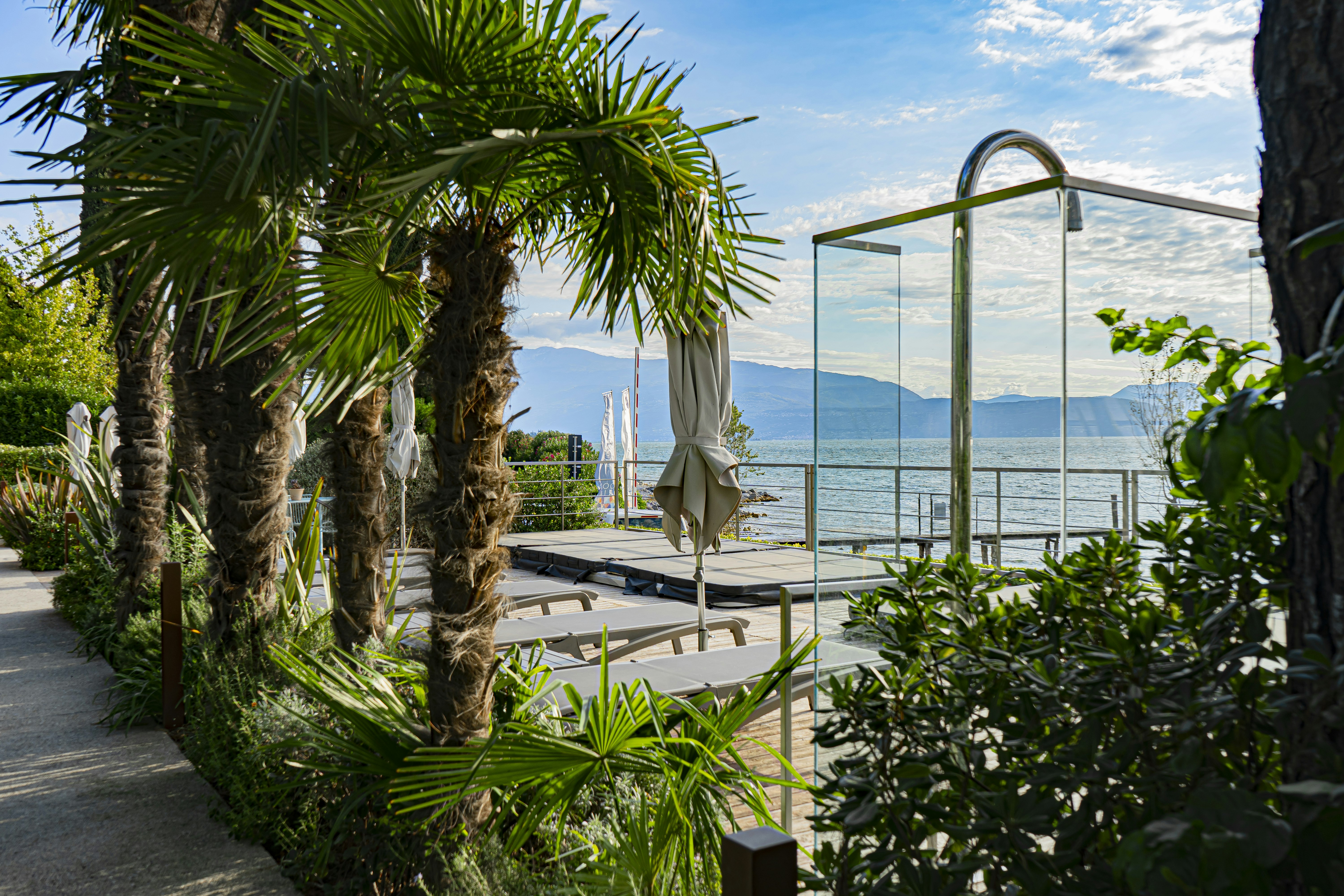 Camping La Gardiola - Liegestühle auf der Terrasse des Campingplatzes