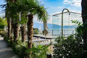 Camping La Gardiola - Liegestühle auf der Terrasse des Campingplatzes