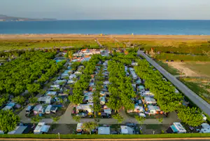 Camping La Gaviota - Luftaufnahme des Campingplatzes mit Meer im Hintergrund