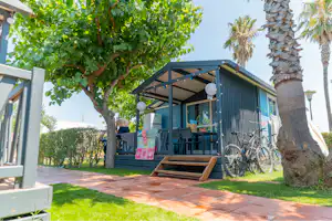 Camping La Gaviota - Mobilheim mit Terrasse auf dem Campingplatz