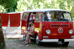 Camping La Genèse - Kleinbus im Schatten auf dem Campingplatz